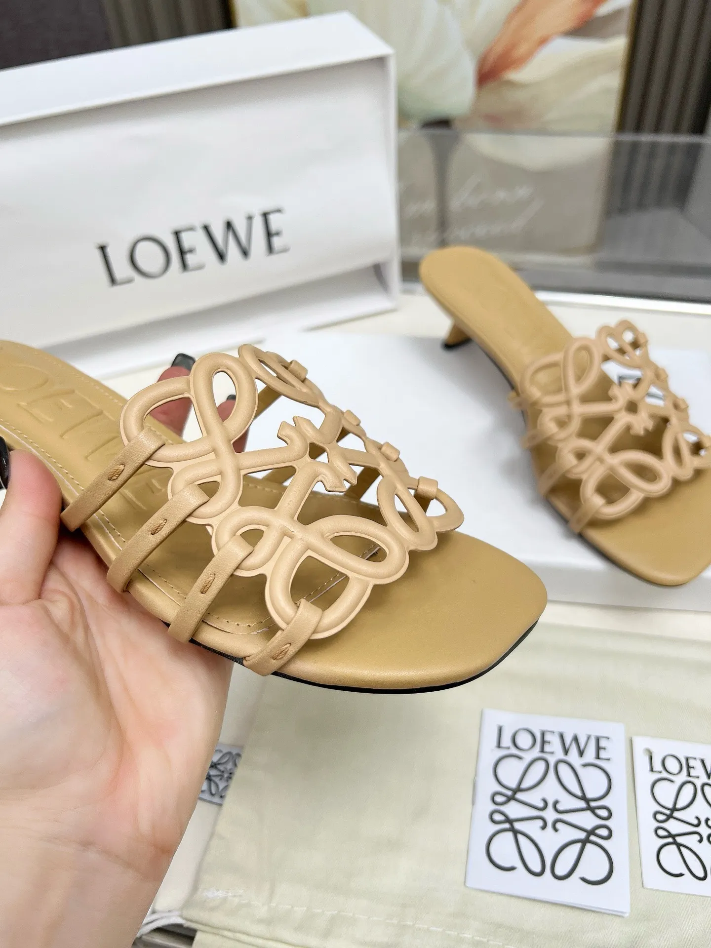 👟👟Ex-factory price 500👟👟 LOEWE 2025 SS summer limited edition hollow slippers, it is a very comprehensive noble fashion brand, highly recommended to all little fairies.   1⃣️Material: Imported cowhide 2⃣️Inner lining: Imported Italian lambskin, super soft and delicate 3⃣️Outsole: Imported Italian original original color genuine leather outsole Heel height 4.5 4⃣️Code number: 35 to 39 (40.41.42.43. Customized)